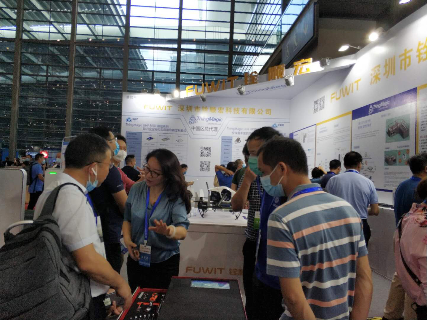 大发购彩大厅～welcome市场部总经理石春磊士女对来访客户进行精彩讲解